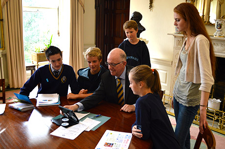 Minister for Foreign Affairs and Trade, Charlie Flanagan, TD, today met a group of UNICEF Youth Ambassadors ahead of UNICEF Ireland’s Youth Summit in Dublin Castle on Friday 19th September.