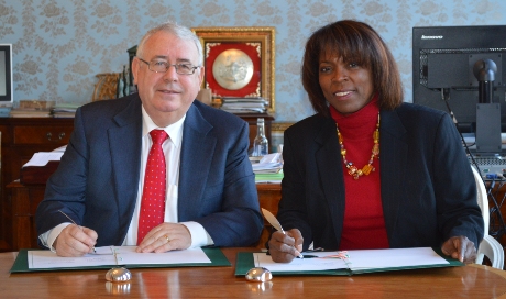 Minister for Trade and Development, Joe Costello and Executive Director of the World Food Programme, Ertharin Cousin signing the Letter of Understanding