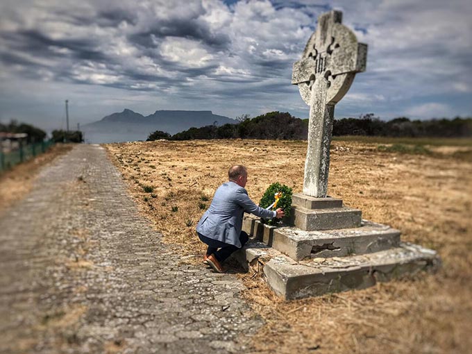 Minister Cannon lays a wreath at the Celtic Cross on Robben Island